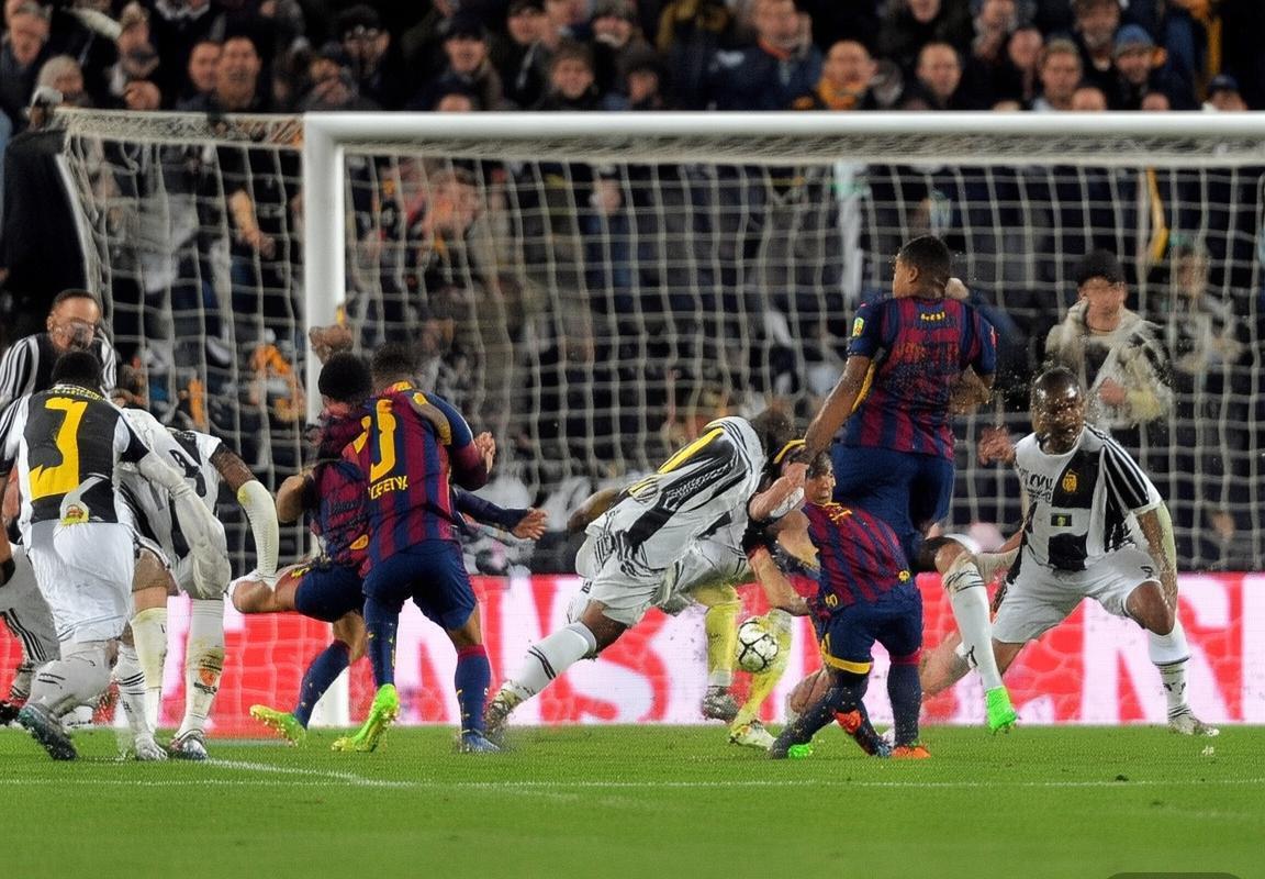 巴塞罗那对尤文图斯：悬念对决中的战术对决与精彩瞬间回顾(图3)